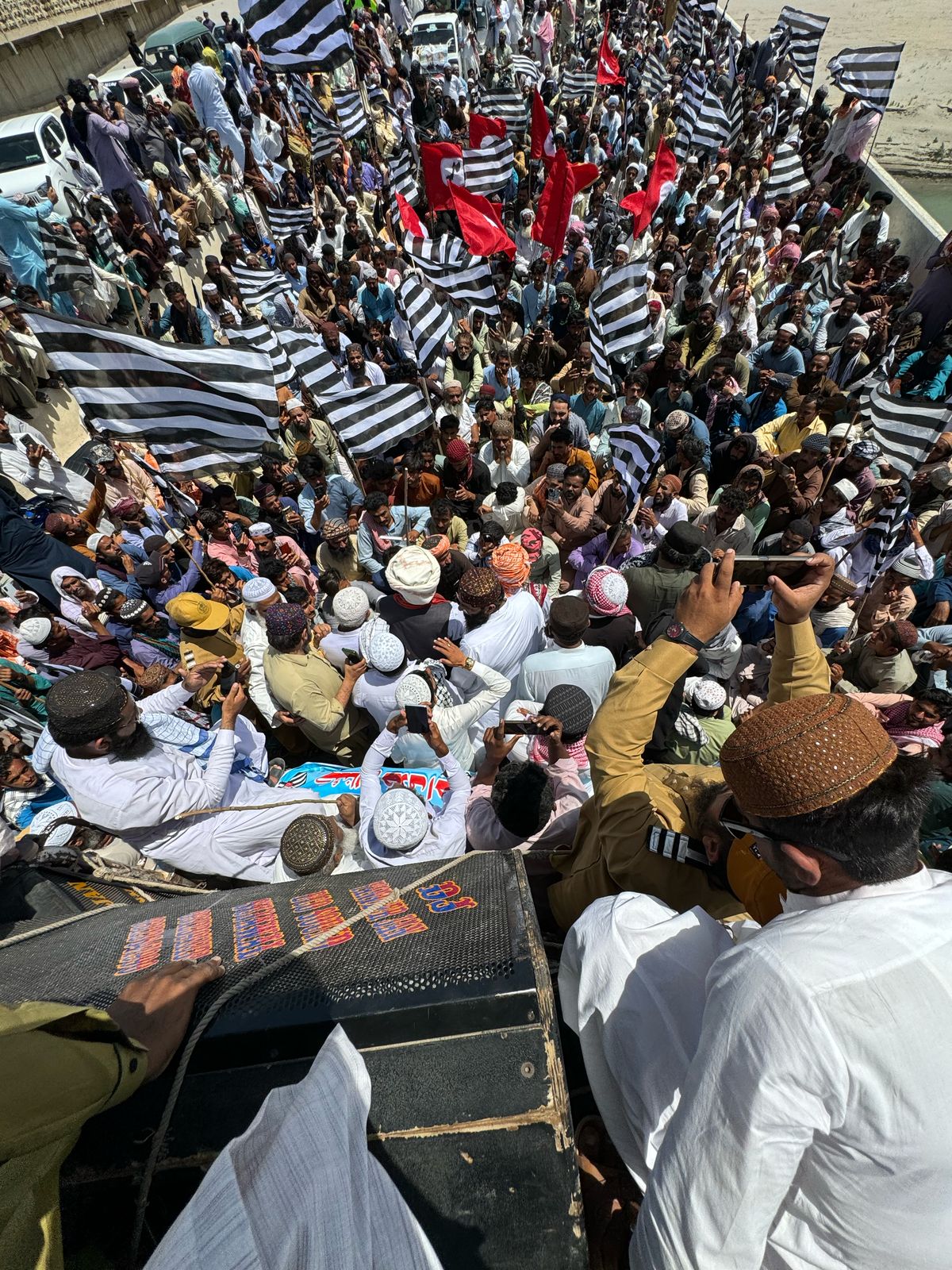 سجاول ۾ جي يو آءِ جي سڏ تي تڪراري ڪئنالن خلاف ماڻهن جو سمنڊ اٿلي پيو، دولهه درياءَ خان پل تي ڌرڻو