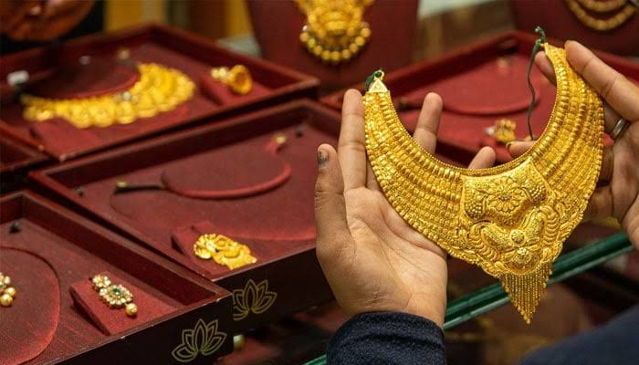سونے کی قیمتوں میں مسلسل کمی کے بعد یکدم بڑا اضافہ