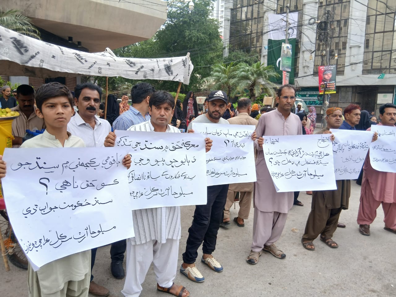 ڪراچي ۾ سنڌي فنڪارن کي نظر انداز ڪرڻ خلاف احتجاجي مظاهرو