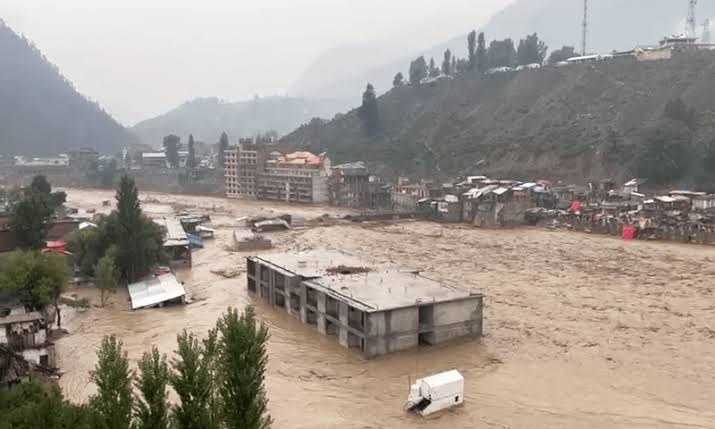 خیبر پختونخوا میں سیلاب نے تباہی مچا دی، مجموعی اموات 148 ہوگئیں، وزیراعلیٰ کا امدادی ہیلی کاپٹر حادثے کا شکار
