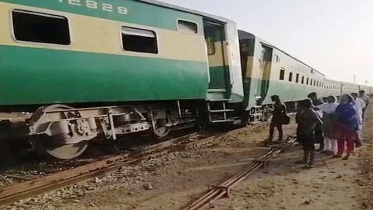 لودھراں عوام ایکسپریس کو حادثہ، ایک مسافر جاں بحق، 20 سے زائد زخمی۔