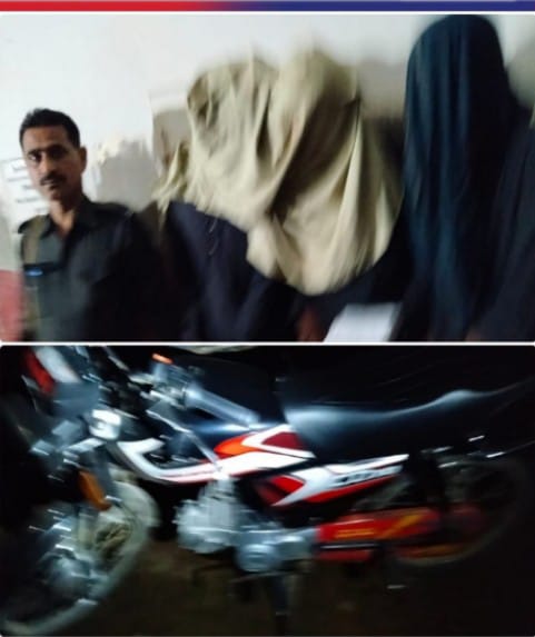 ٺٽو پوليس پاران روڊ ڦر جي ڪيس ۾ گهربل 3 جوابدار گرفتار, چوري ٿيل موبائل فون، سڃاڻپ ڪارڊ ۽ ڏوهه ۾ استعمال ٿيندڙ موٽرسائيڪل هٿ
