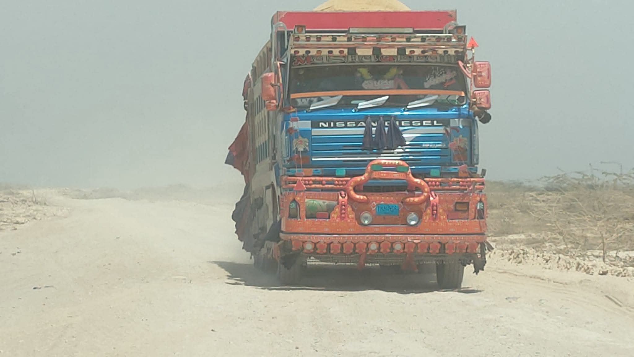 ملير: شاھ لطيف ٿاڻي جي حد ۾ سڪڻ ندي مان ريتي بجري جي چوري جاري