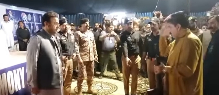 شڪارپور ۾ بدنام ۽ انعام يافته ڌاڙيلن سميت 71 ڏوهارين صوبائي گهرو وزير ضياءَ لنجار آڏو هٿيار ڦٽا ڪري ڇڏيا