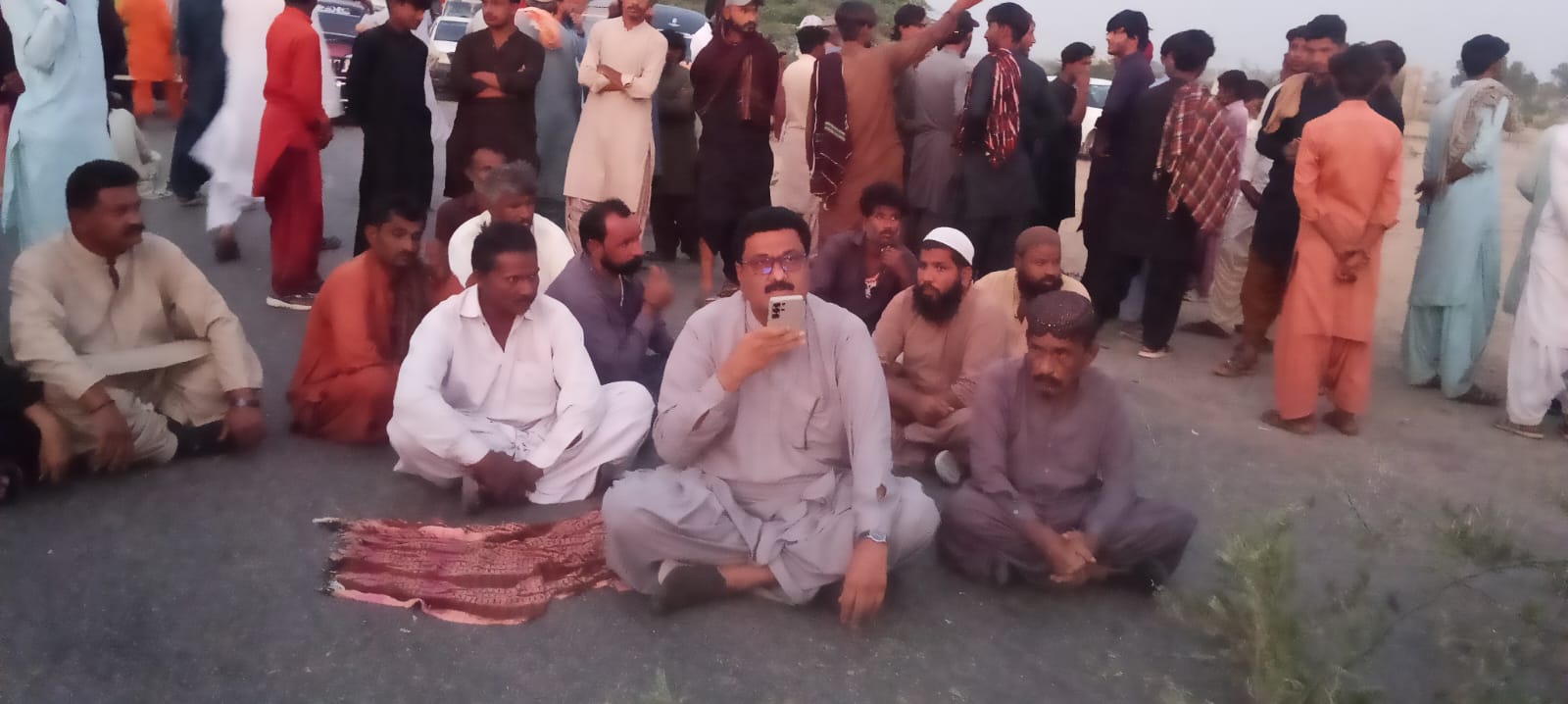 ٺٽو: يوسي سونڊا جي رهواسين جو ڪينجهر ٿاڻي سامهون قومي شاهراهه تي ڌرڻو