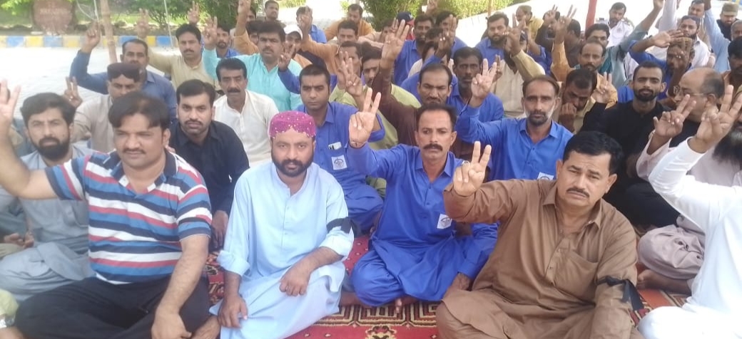 شڪارپور ۾ شيخ اياز يونيورسٽي جي ڪچن ملازمن جو مطالبن جي مڃتا لاءِ احتجاج