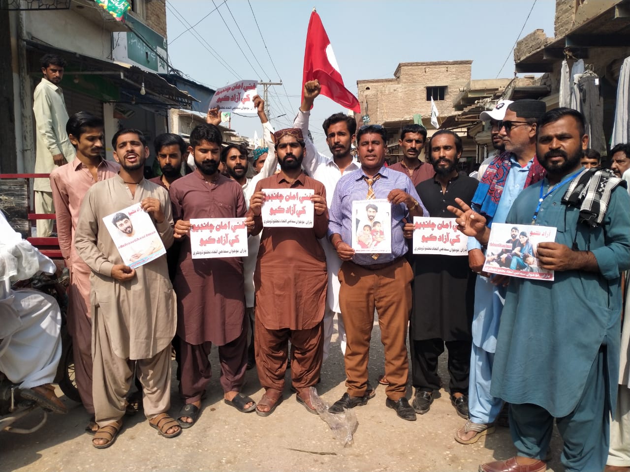 ڪراچي مان مبينا کنڀيل شاگرد اڳواڻ جي آزادي لاءِ ڏوڪري ۾ احتجاج