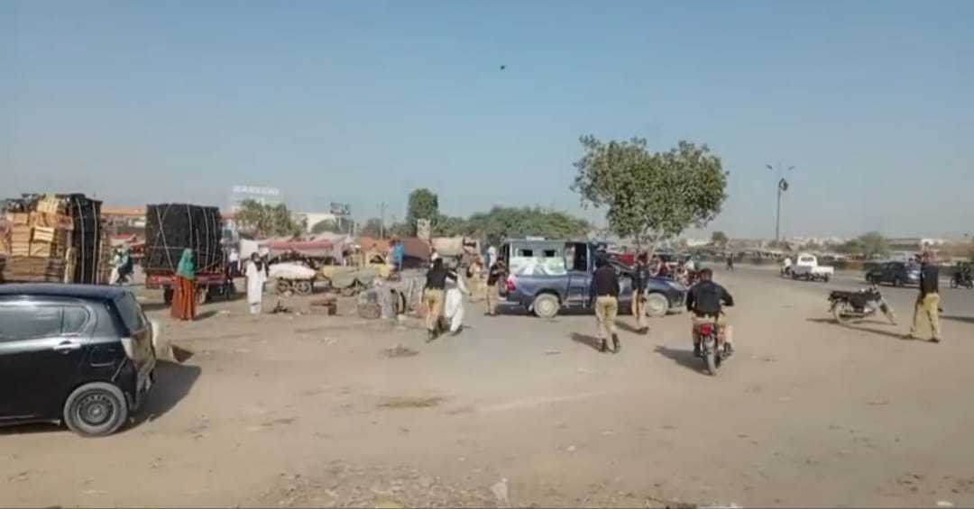 ملير: سپر هاءِ وي تي ڊمپر مالڪن جو احتجاج ناڪام، پوليس ڪيترن ئي ماڻهن کي حراست ۾ وٺي ڇڏيو