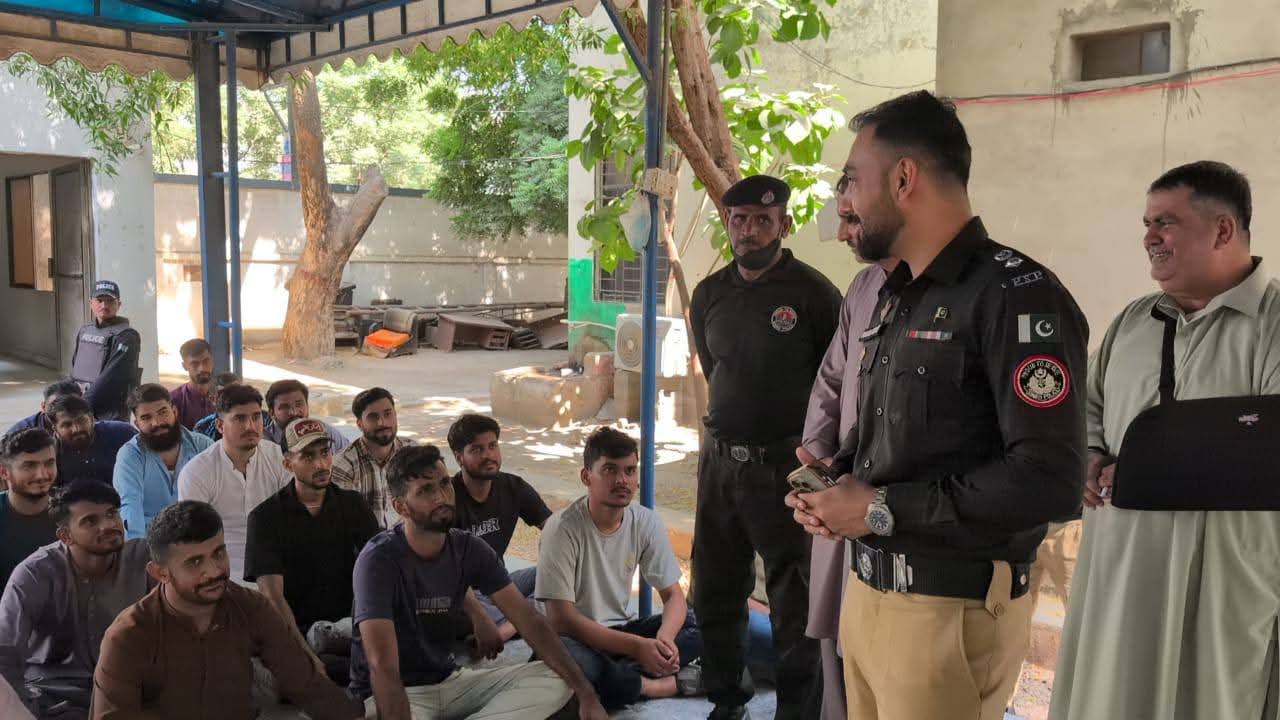 ايس ايس پي ملير ڊاڪٽر عبدالخالق جي نون ڀرتي ٿيل پوليس اهلڪارن سان ملاقات