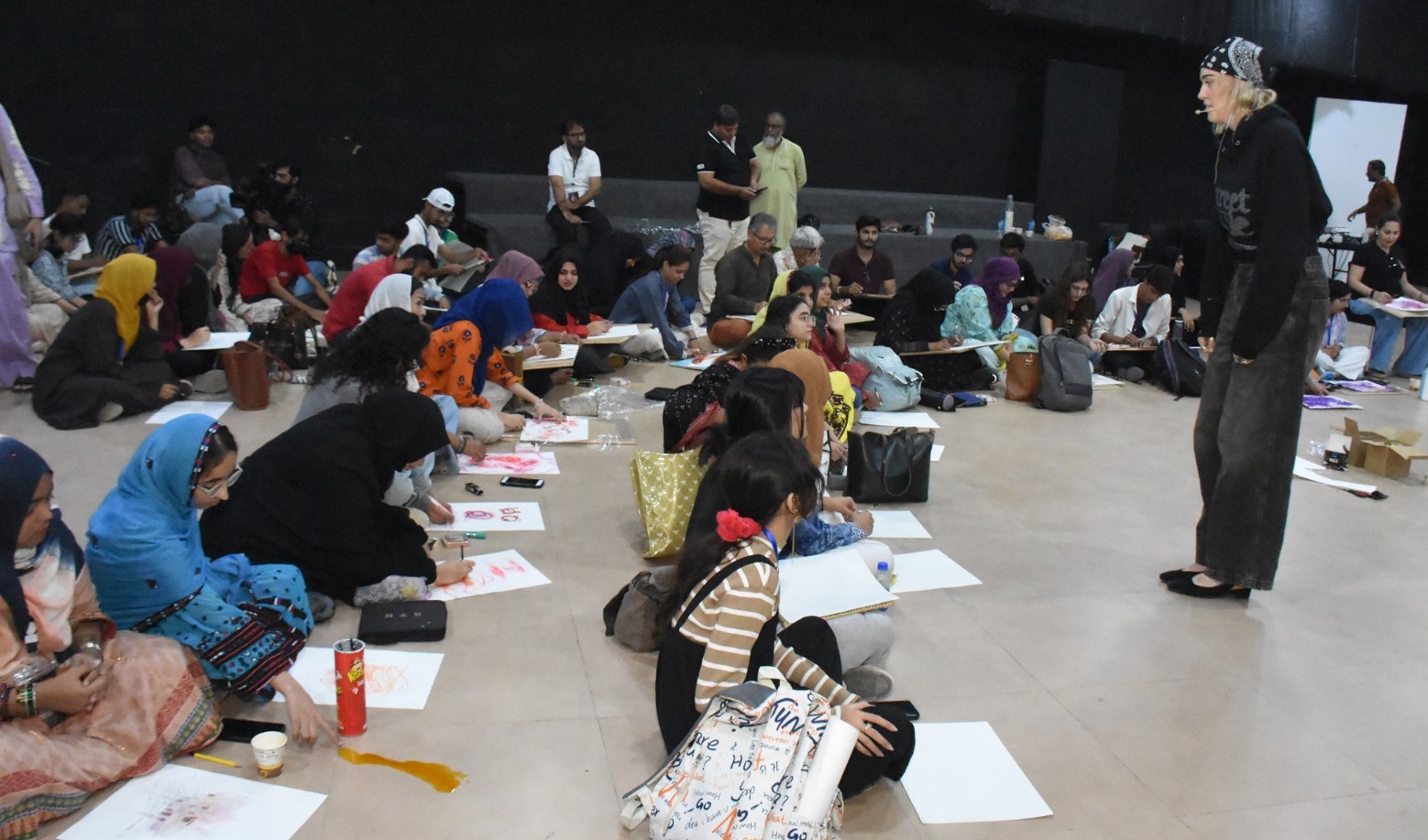 ڪراچي ۾ ورلڊ ڪلچر فيسٽيول 2025 جو ڇهون ڏينهن، فرينچ سرڪس ٿييٽر  ڌوم مچائي ڇڏي