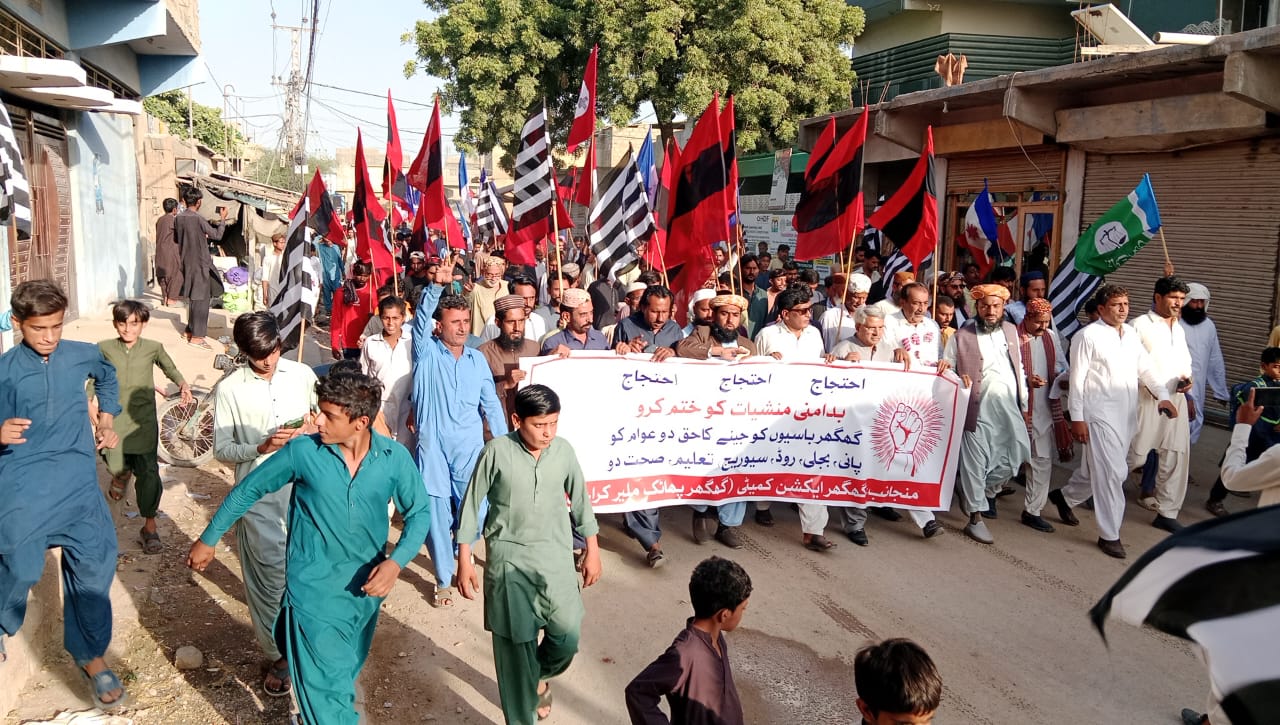 گھگھر ۾ بنيادي سهولتن جي کوٽ خلاف شهري روڊن تي نڪري آيا