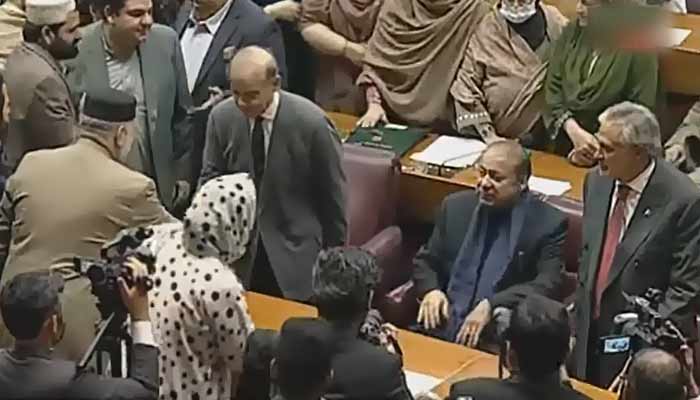 نواز شریف کی قومی اسمبلی آمد — ایوان میں لیگی ارکان کا پرتپاک استقبال، بلاول بھٹو نے بھی مصافحہ کیا