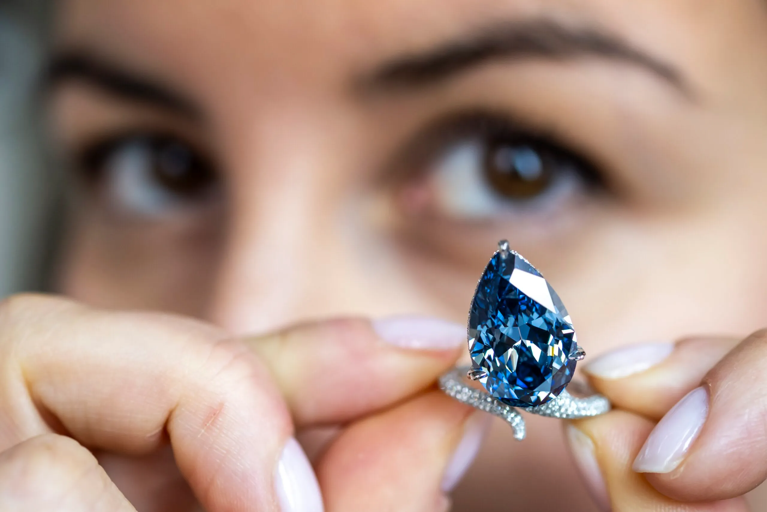 مشہور میلون بلیو ہیرا 25.6 ملین ڈالر میں نیلام، شاہانہ تاریخ کا نایاب خزانہ