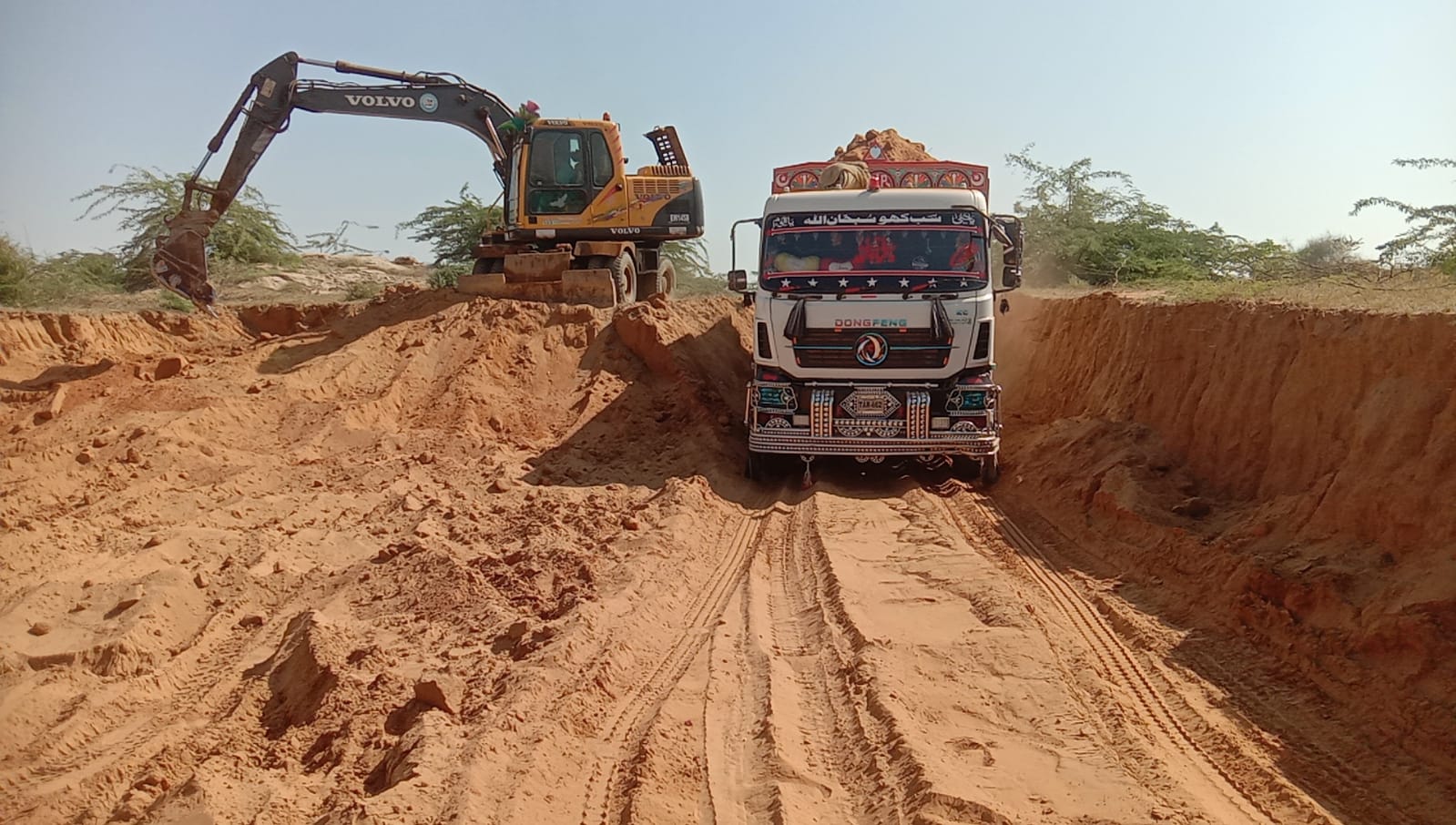 جنگشاھي ۾ سروي زمينن مان غيرقانوني مٽي کڻڻ خلاف ڳوٺاڻن جو احتجاج