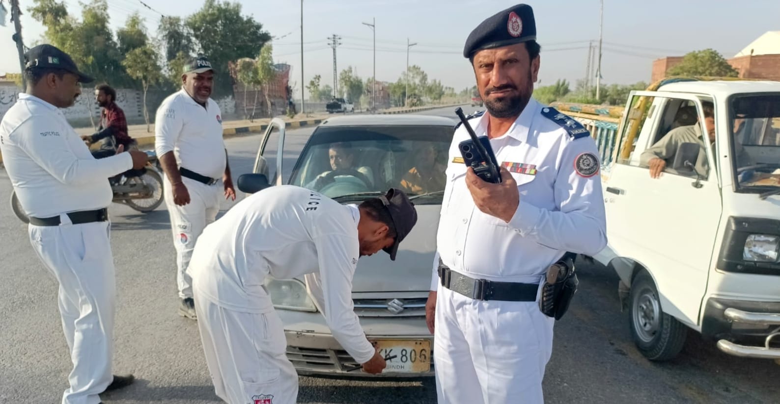 شڪارپور ۾ ٽريفڪ پوليس جي فينسي نمبر پليٽ، بليڪ شيشا ۽ بلو لائيٽ خلاف مهم