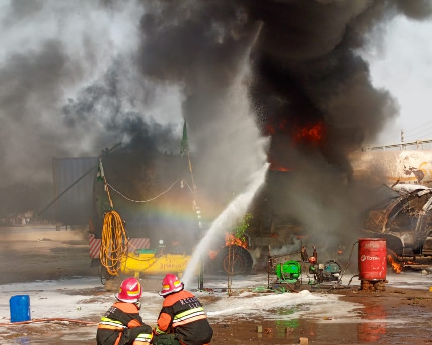 رحیم یار خان قومی شاہراھ پر مسلم چوک کے قریب ائل ٹینکر میں آتشزدگی، 4افراد جھلس کر جاں بحق