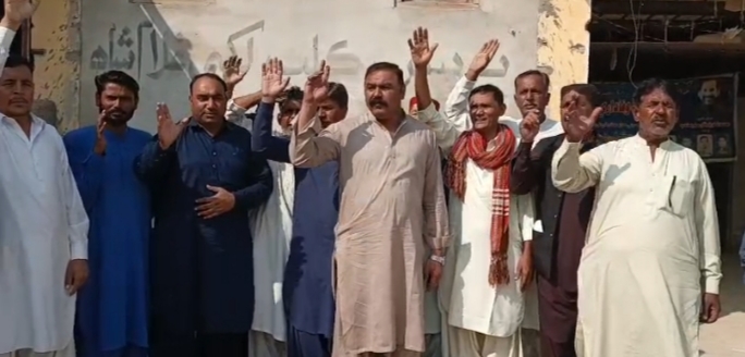 شڪارپور ۾ صحافي گوگي رام عرف ديوان چند سان مبينا فراڊ خلاف احتجاجي مظاهرو