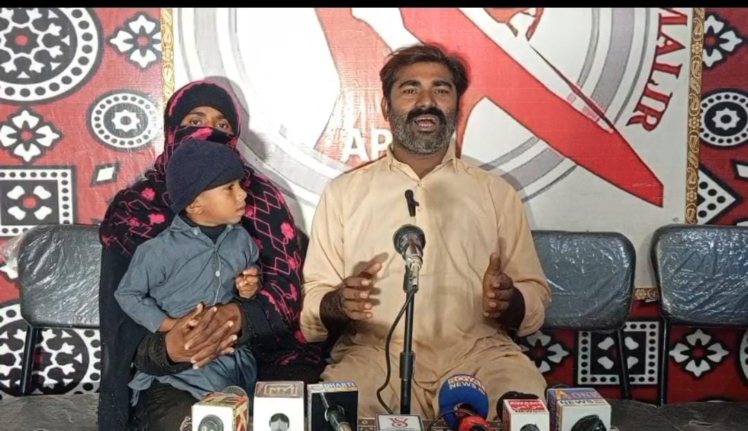 ملير ۾ عورت مڙس سميت پريس ڪلب پهتي، ڀاءُ کان لاتعلقي جو اظهار