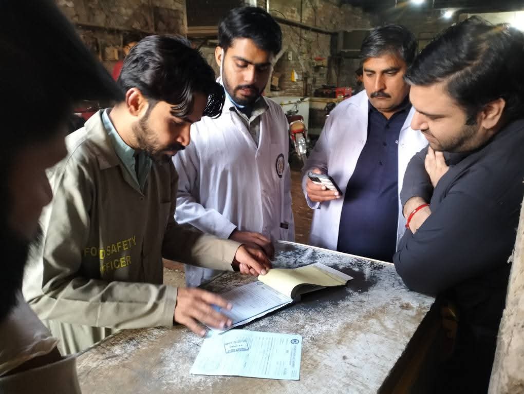 ڊپٽي ڪمشنر شڪارپور جي حڪمن تي اسسٽنٽ ڪمشنر پاران کير جي دڪانن تي ڇاپا