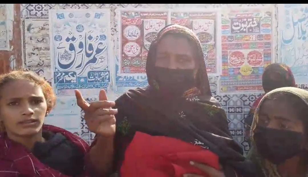 مورو ۾ عورت جو ٻارڙن سميت احتجاجي مظاهرو، زمين تان قبضو ت