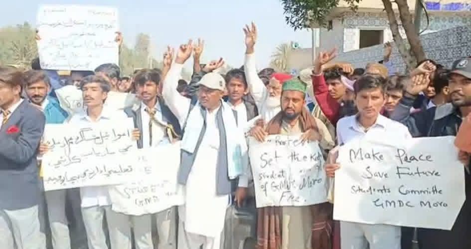 مورو ويجھو ڳوٺ نواب سابقي کان ڪاليج ويندي اغوا ٿيل شاگرد عمران سابقي جي بازيابي لاءِ احتجاج