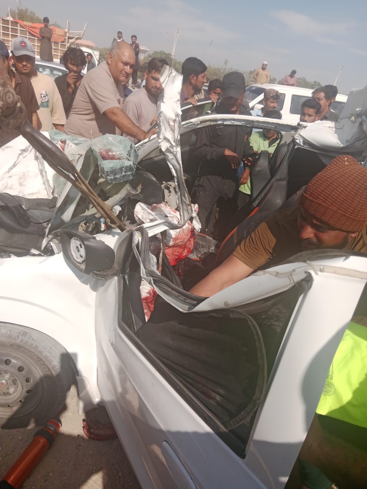 بحريه ٽائون لڳ ڪار ٽرالر سان ٽڪرائجي وئي، هڪ ئي خاندان جا 3 ڄڻا فوت، 1 زخمي