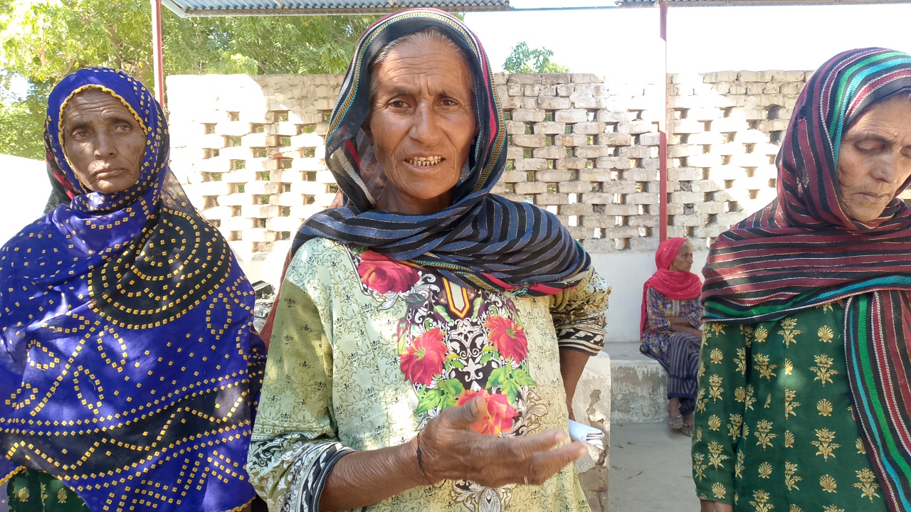 ٺٽو: ڄام واهه جي ڳوٺ عرس جاکرو واسي عورتن جو ايس ايس پي آفيس آڏو احتجاج