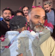 شاهراهه فيصل بلاڪ ڪرڻ جو چتاءُ، سينئر صحافي مشتاق سرڪي جو ڀاءُ آفاق سرڪي بازياب