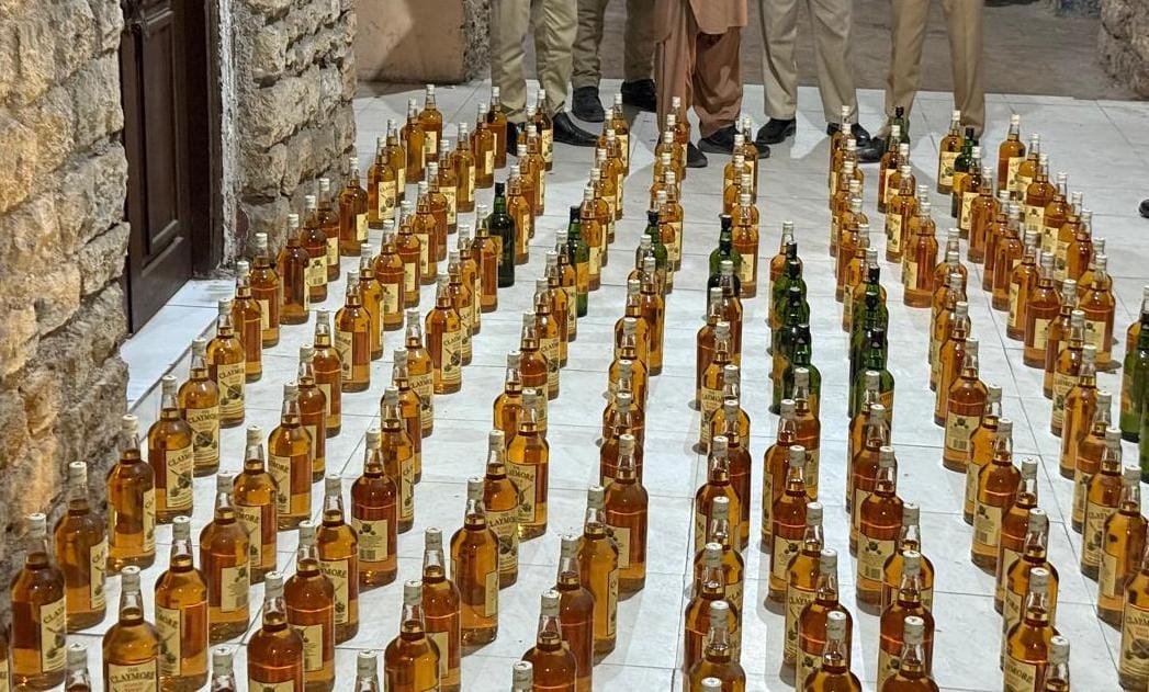 کراچی: 75لاکھ سے زائد مالیت کی غیر ملکی شراب کی بڑی کھیپ پکڑی گئی