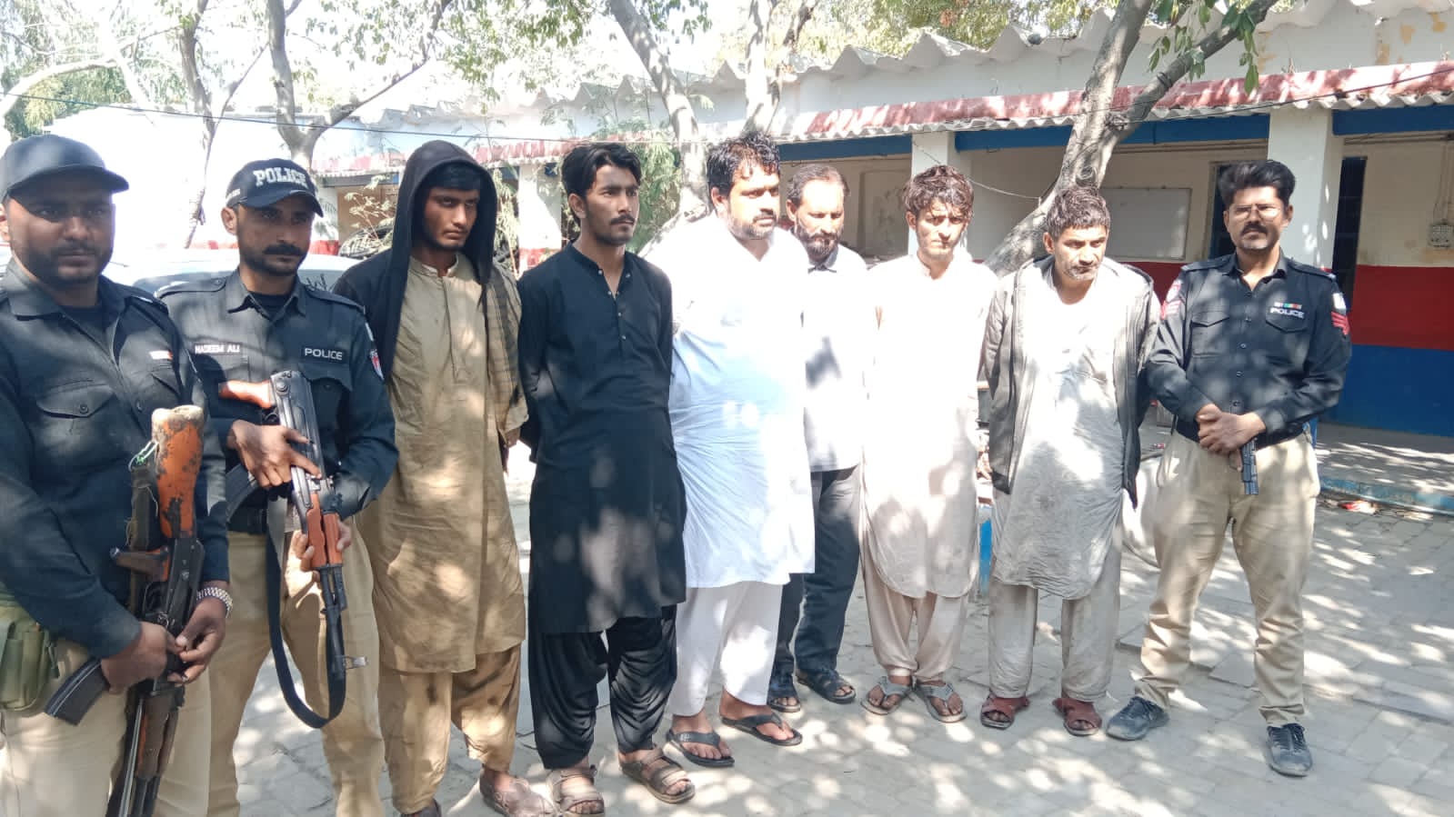 اسٽيل ملز مان لوهه جي چوري جي الزام هيٺ 6 ڄڻا گرفتار، ٽرڪ هٿ