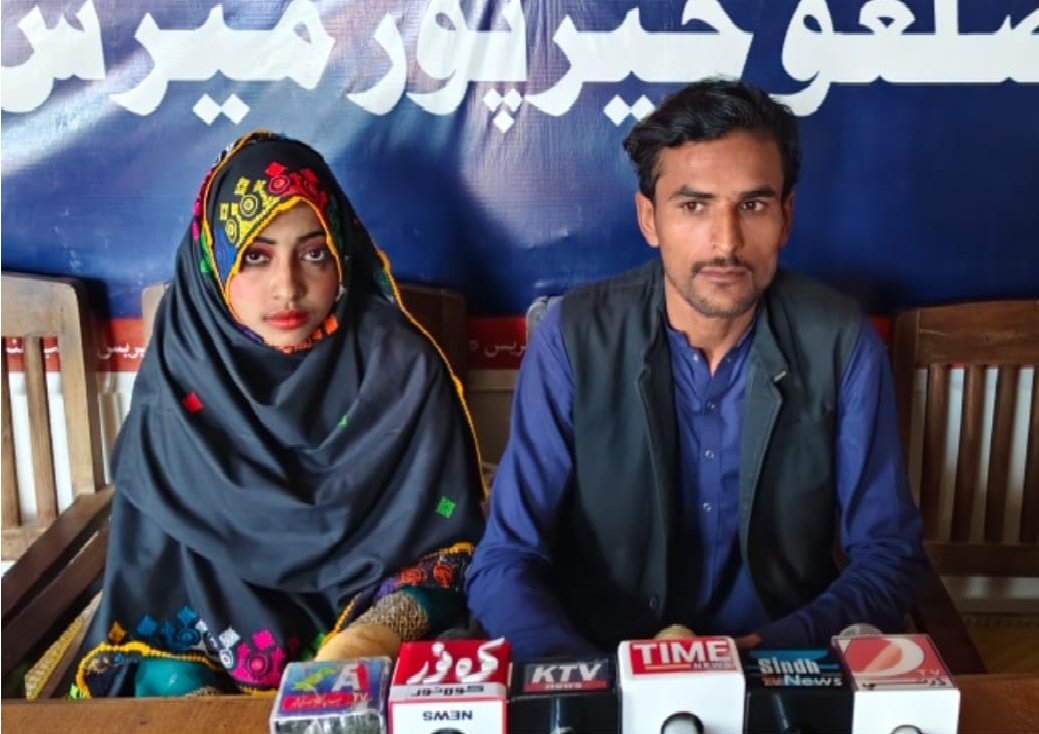 هڱورجا ۾ باقراڻي واسي ناري جو مڙس سان گڏ چاچي خلاف احتجاج