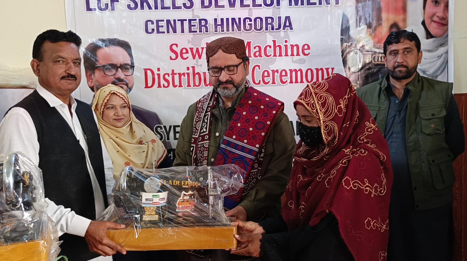 ھڱورجا ۾ هنري سکيا لاء عورتن ۾ سلائي مشينون ورهائڻ واري تقريب منعقد