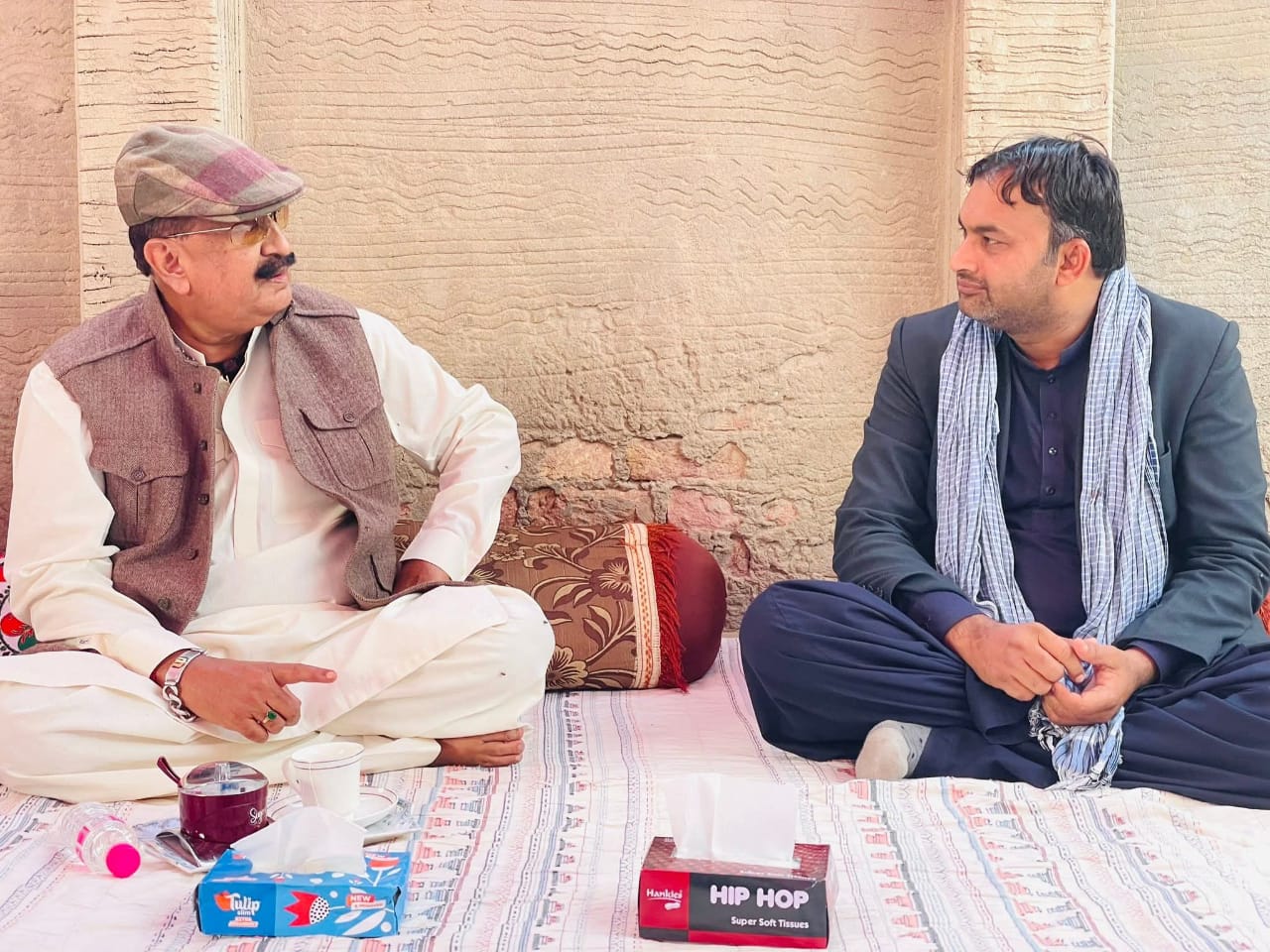 پ پ ايم پي اي راڻا همير سنگهه سوڍو جي اکي جي ڍاڻي ۾ ڊاڪٽر پرتاب راءِ ۽ سريش ڪمار ميگهواڙ سان تعزيت