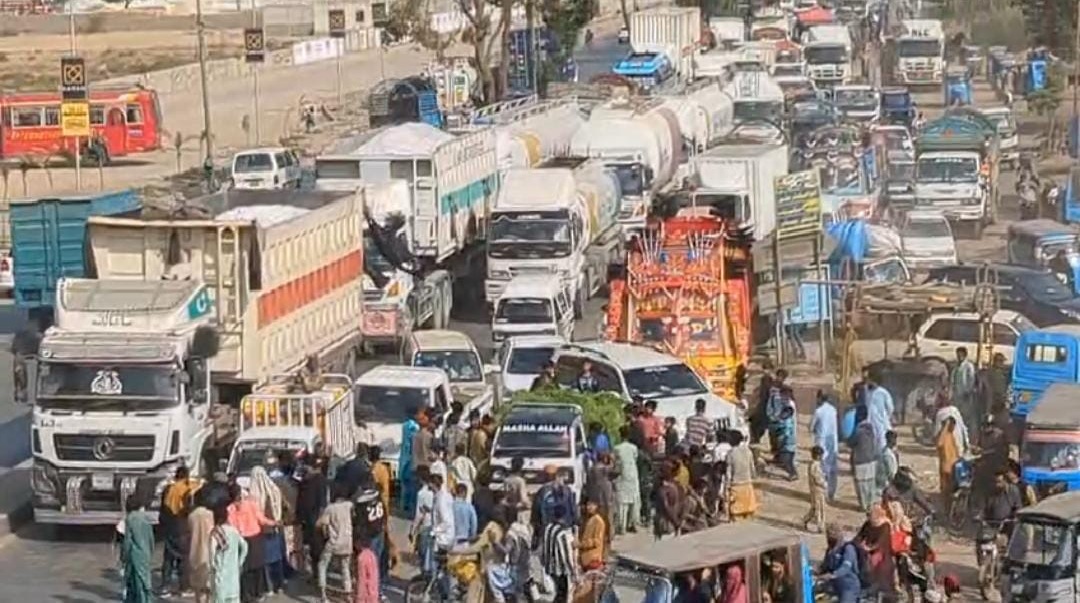 ملير: شاه لطيف ٽائون ۽ در محمد خروس ڳوٺ ۾ آپريشن، عملي تي پٿراءُ، قومي شاهراهه تي ڌرڻو