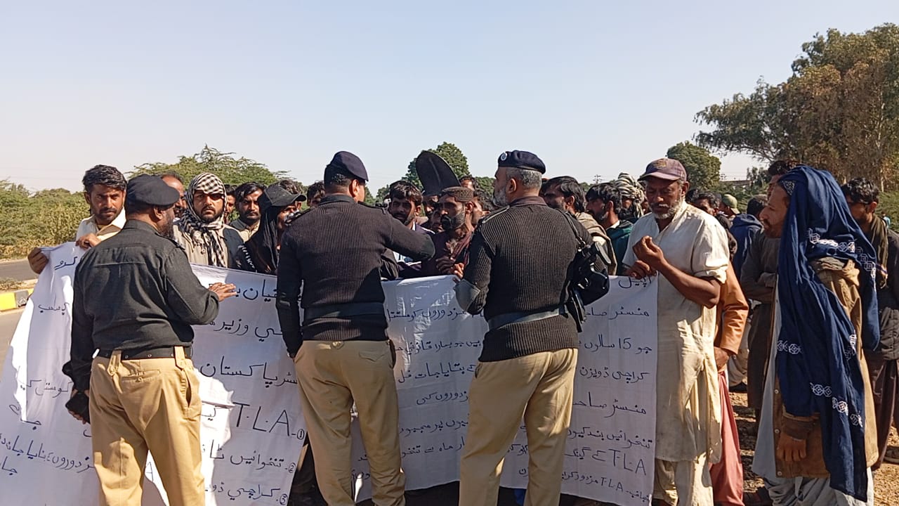 گھگھر ۾ ريلوي جي وفاقي وزير حنيف عباسي جي دوري دوران ٽي ايل ملازمن جو احتجاج، پوليس کين ملاقات کان روڪي ڇڏيو