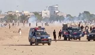 کراچی: باغِ جناح میں پی ٹی آئی کارکنان اور پولیس آمنے سامنے، پتھراؤ اور شیلنگ