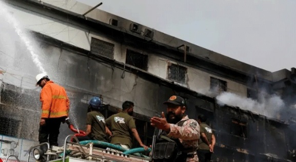 کراچی: گل پلازه میں لگنے والی آگ پر تاحال قابو نہ پایا جا سکا، فائر فائٹر سمیت 6 افراد جاں بحق