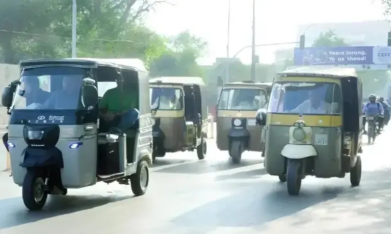 کراچی: رکشہ چلانے والے نے امانت داری کی مثال قائم کر دی، قیمتی سامان مالک تک پہنچا دیا