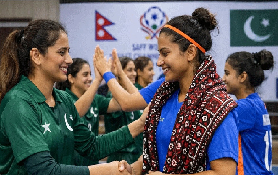 پاکستانی کپتان نے بھارتی ہم منصب کو اجرک کا تحفہ دے کر کھیل میں سیاست کو مسترد کر دیا