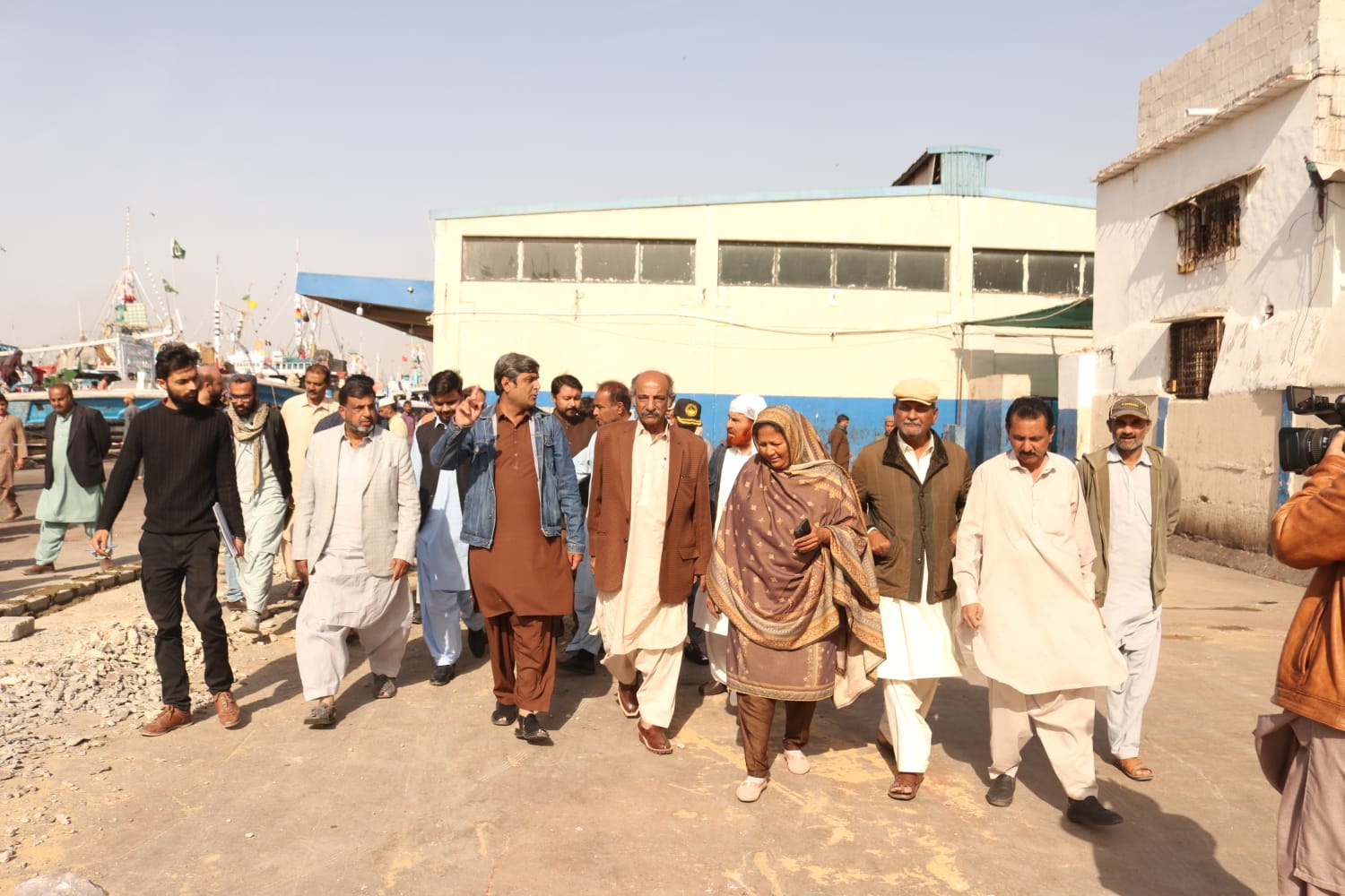 چيئرپرسن فشرمينز ڪوآپريٽو سوسائٽي فاطمه مجيد ڪي ون منصوبي جي پيڙهه جو پٿر رکي ڇڏيو