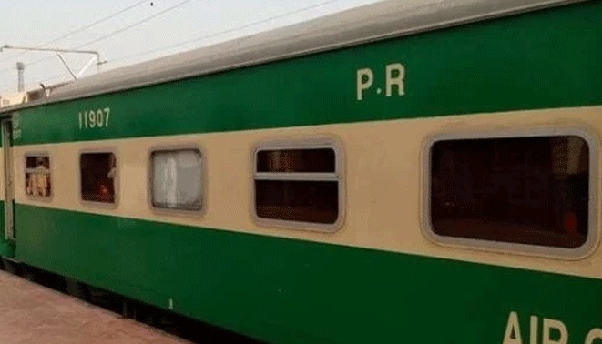 ٹکٹ چیکر نے چلتی ٹرین میں خاتون کو تھپڑ مار دیا، معطل