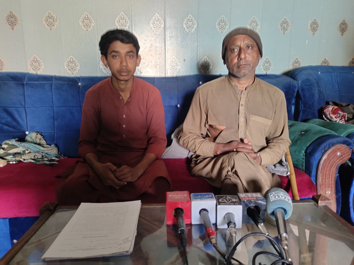 نوشهروفيروز ۾ ڀرياسٽي واسي معذور شخص جو ڀاڻيجي سميت احتجاج