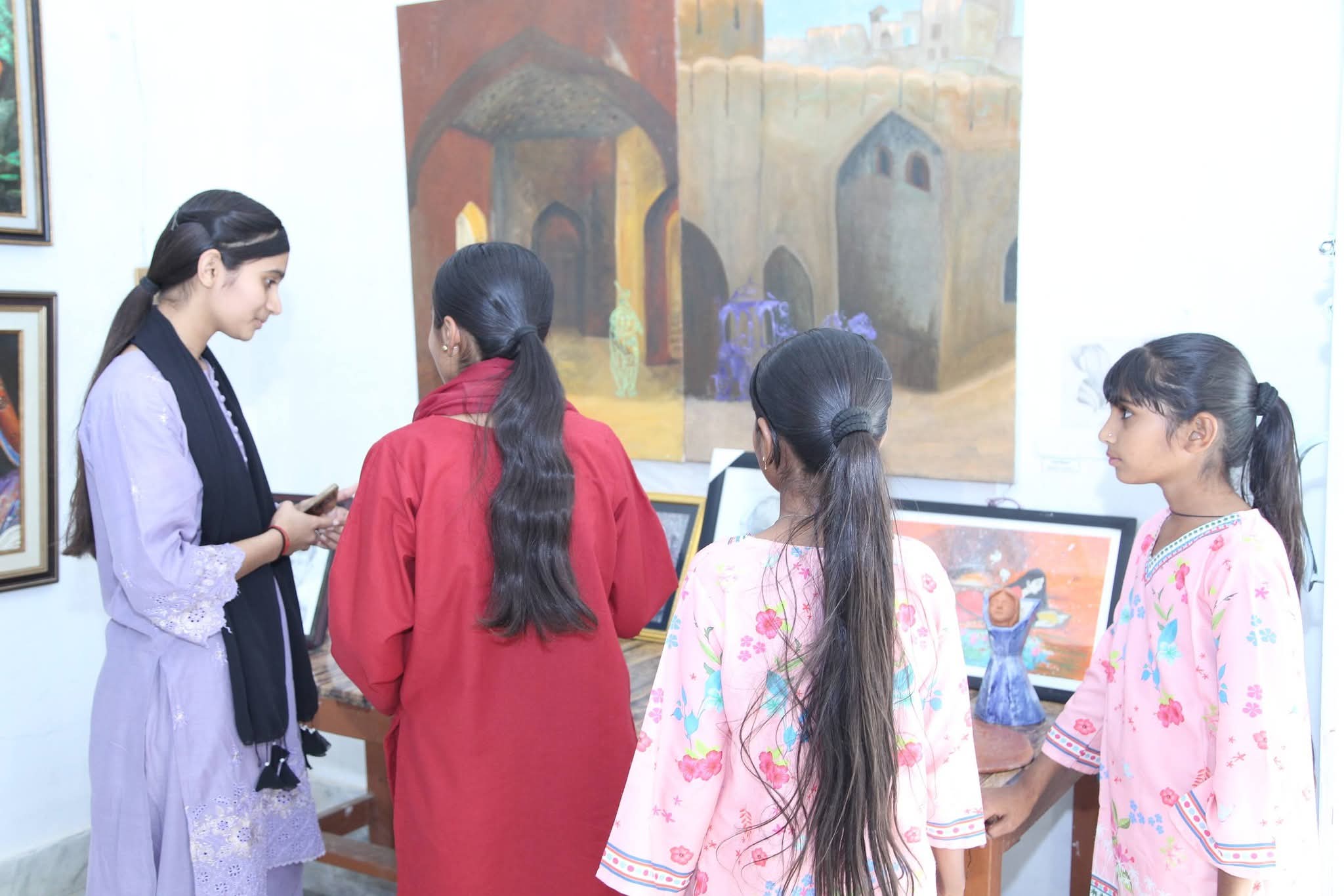 ٿرپارڪر جو پهريون آرٽس نمائشي ميلو مٺي ۾ شروع، پروفيسر نادر جمالي ۽ نوجوان آرٽسٽ روي ٽوهاڻي افتتاح ڪيو