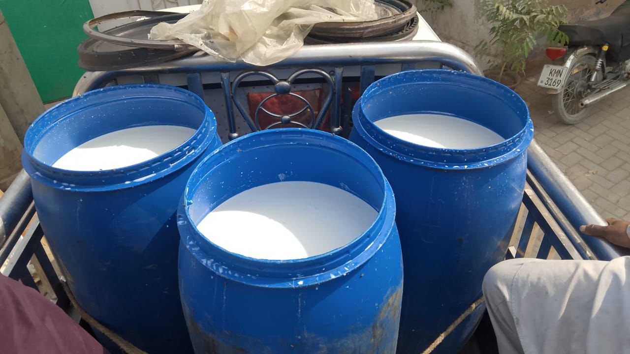 ملير سميت ڪراچي ۾ ڪيميڪل مليل کير  جو  سرعام وڪرو