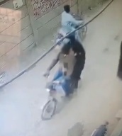 میاں بیوی بن کر گھروں میں ڈکیتی کرنیوالے ’’ برقعہ پوش بھائی‘‘گرفتار، ویڈیو سامنے آگئی