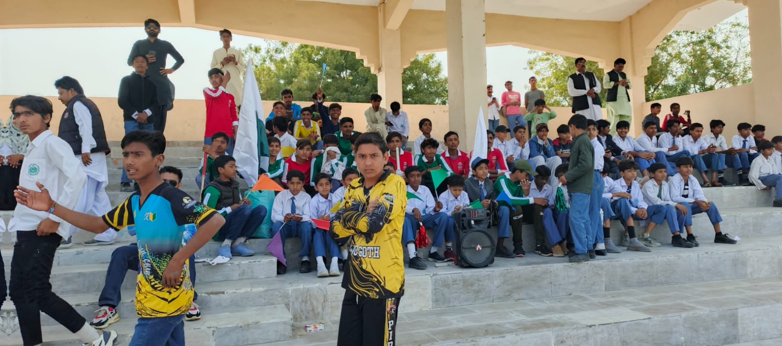 نئون ديرو اسٽيڊيم ۾ اي ايم او اسڪول ڪرڪيٽ ليگ جو افتتاح