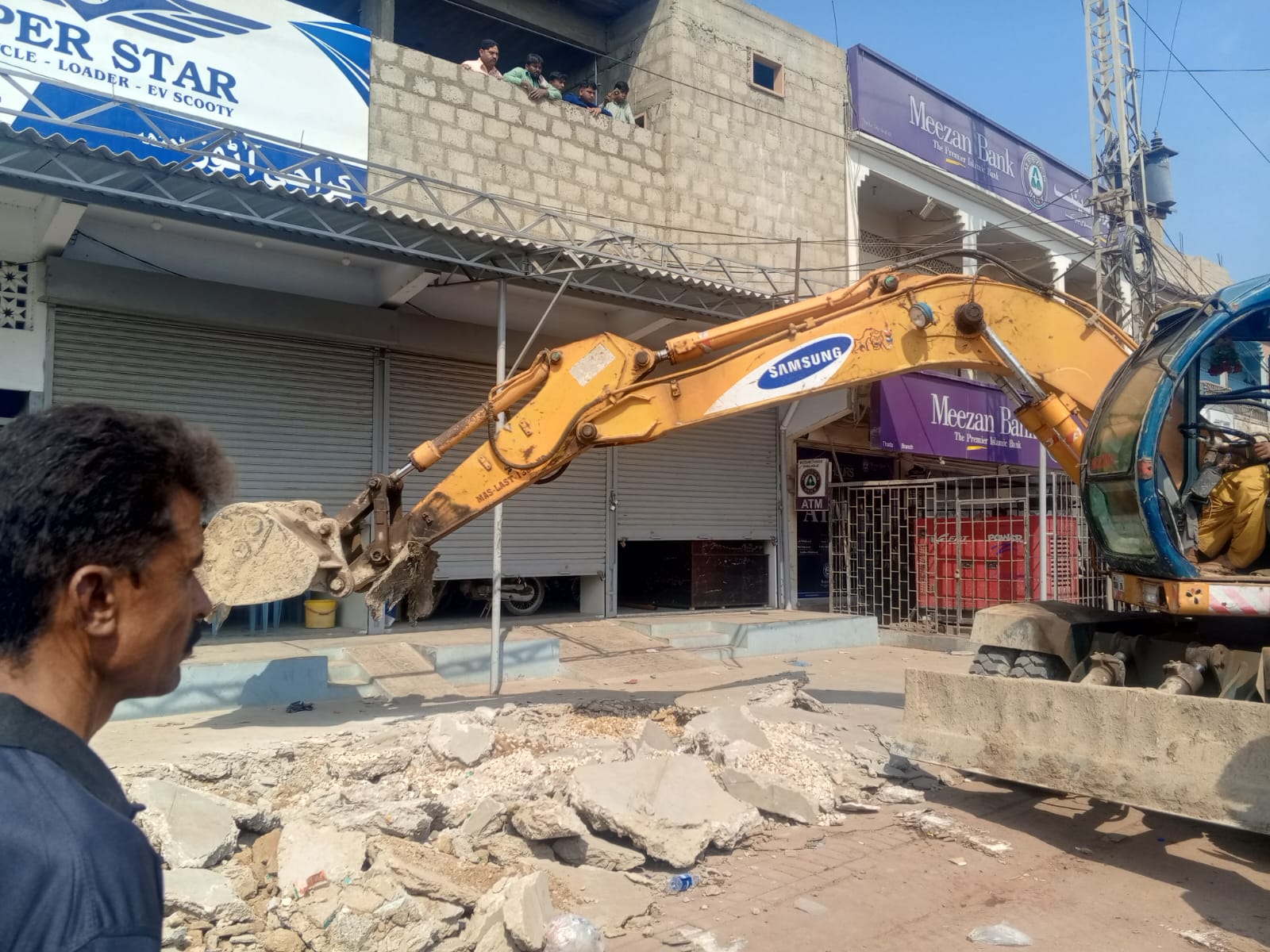 ٹھٹہ شہر کے مین اسٹاپ پر غیر قانونی تجاوزات کے خاتمے کے لیے انتظامیہ کا آپریشن