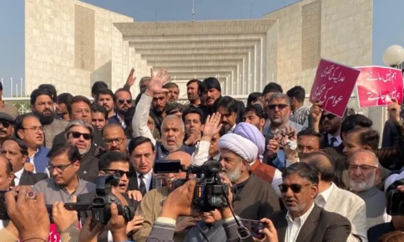 اپوزیشن اتحاد کا پارلیمنٹ ہاؤس کے سامنے دھرنا، پولیس نے ریڈ زون سیل کر دیا