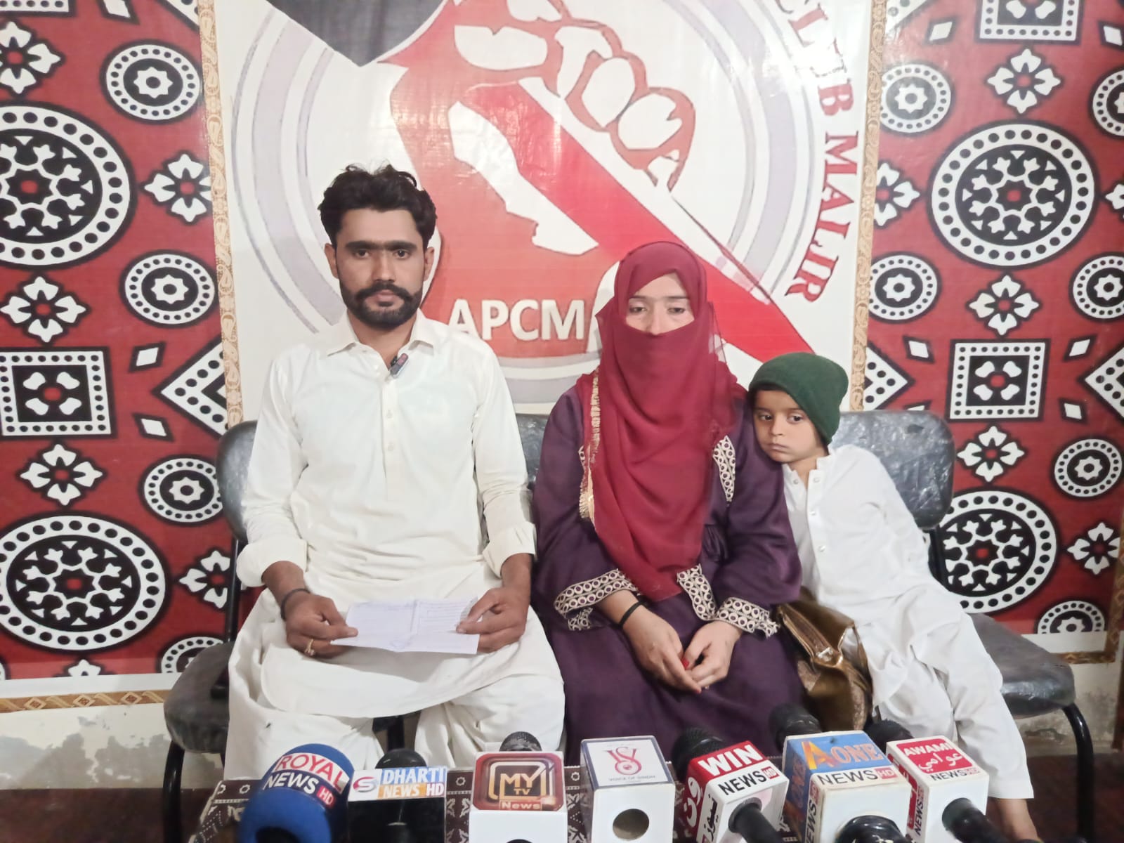 ملير ۾ ناري اڳوڻي مڙس جي ڀائرن خلاف عوامي پريس ڪلب پهچي وئي