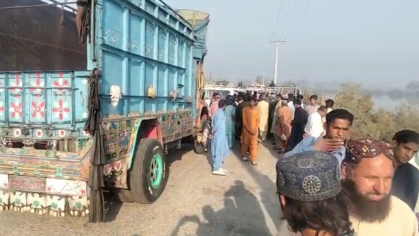 تنگوانی تھانے کی حدود میں مسلح افراد کی مسافر گاڑیوں سے لوٹ مار، متاثرین کا احتجاجی دھرنا